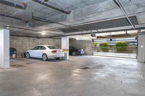 5-9885 Second St, Sidney, BC - Indoor Photo Showing Garage
