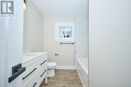 406 Hennepin Avenue, Welland (Lincoln/Crowland), ON - Indoor Photo Showing Bathroom