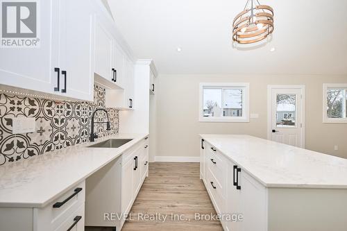 406 Hennepin Avenue, Welland (Lincoln/Crowland), ON - Indoor Photo Showing Kitchen With Upgraded Kitchen