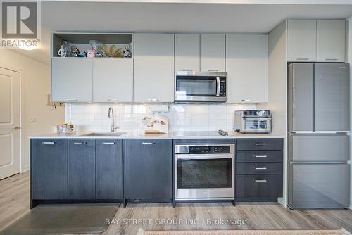 210 - 120 Eagle Rock Way, Vaughan, ON - Indoor Photo Showing Kitchen With Upgraded Kitchen