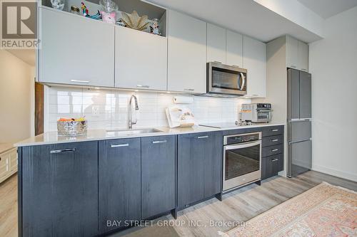 210 - 120 Eagle Rock Way, Vaughan, ON - Indoor Photo Showing Kitchen With Upgraded Kitchen