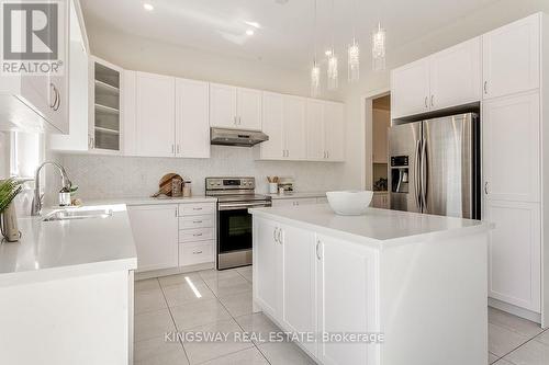 3226 William Rose Way, Oakville, ON - Indoor Photo Showing Kitchen With Upgraded Kitchen