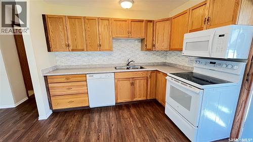 117 Herbert Street, Maple Creek, SK - Indoor Photo Showing Kitchen With Double Sink