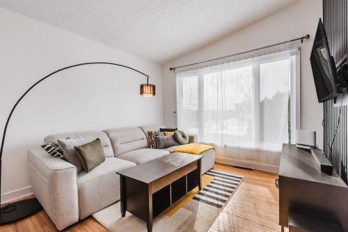 Living Room - 5655 Rue De Parme, Laval (Auteuil), QC - Indoor Photo Showing Living Room