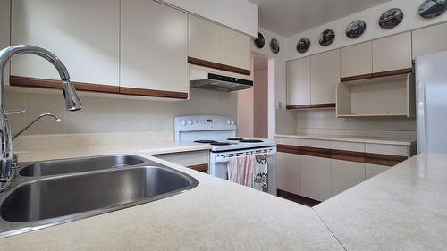 523 8Th Street, Cranbrook, BC - Indoor Photo Showing Kitchen With Double Sink