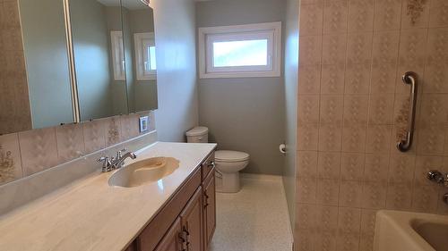 523 8Th Street, Cranbrook, BC - Indoor Photo Showing Bathroom