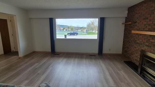 523 8Th Street, Cranbrook, BC - Indoor With Fireplace