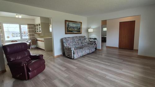 523 8Th Street, Cranbrook, BC - Indoor Photo Showing Living Room