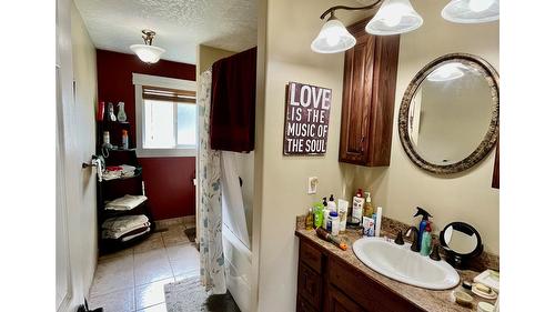 212 Maple Street, Fauquier, BC - Indoor Photo Showing Bathroom