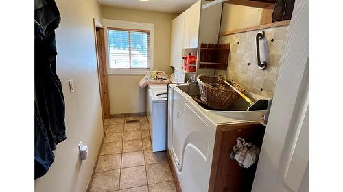 212 Maple Street, Fauquier, BC - Indoor Photo Showing Laundry Room