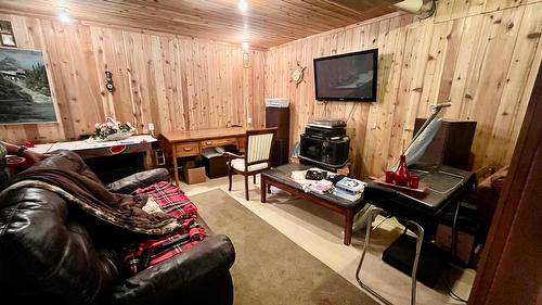 212 Maple Street, Fauquier, BC - Indoor