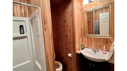 212 Maple Street, Fauquier, BC - Indoor Photo Showing Bathroom