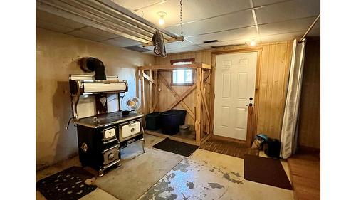 212 Maple Street, Fauquier, BC - Indoor