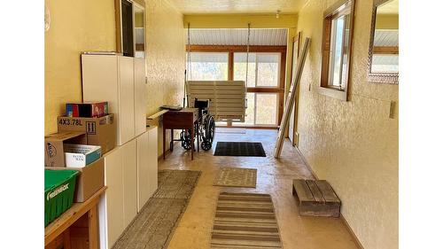 212 Maple Street, Fauquier, BC - Indoor Photo Showing Other Room