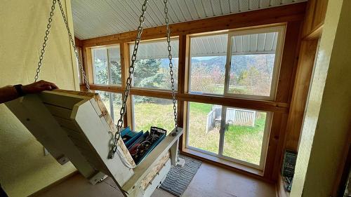 212 Maple Street, Fauquier, BC - Indoor Photo Showing Other Room