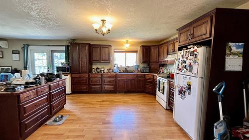 212 Maple Street, Fauquier, BC - Indoor Photo Showing Kitchen