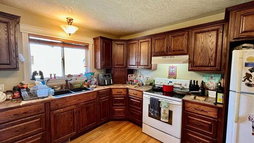 212 Maple Street, Fauquier, BC - Indoor Photo Showing Kitchen With Double Sink