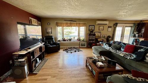 212 Maple Street, Fauquier, BC - Indoor Photo Showing Living Room