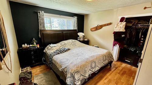 212 Maple Street, Fauquier, BC - Indoor Photo Showing Bedroom