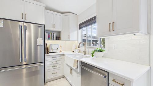 1313 19Th Street, Cranbrook, BC - Indoor Photo Showing Kitchen With Double Sink With Upgraded Kitchen