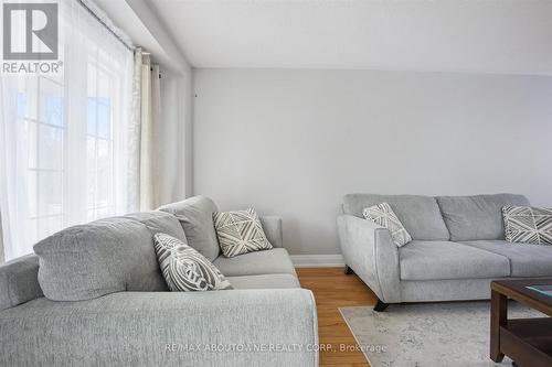 5449 Rochelle Way, Mississauga, ON - Indoor Photo Showing Living Room