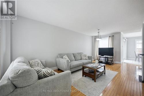 5449 Rochelle Way, Mississauga, ON - Indoor Photo Showing Living Room