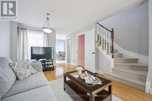 5449 Rochelle Way, Mississauga, ON - Indoor Photo Showing Living Room