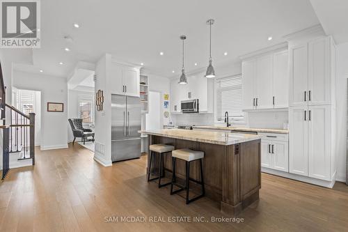 1067 Shaw Drive, Mississauga, ON - Indoor Photo Showing Kitchen With Upgraded Kitchen