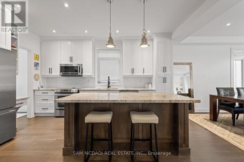 1067 Shaw Drive, Mississauga, ON - Indoor Photo Showing Kitchen With Upgraded Kitchen