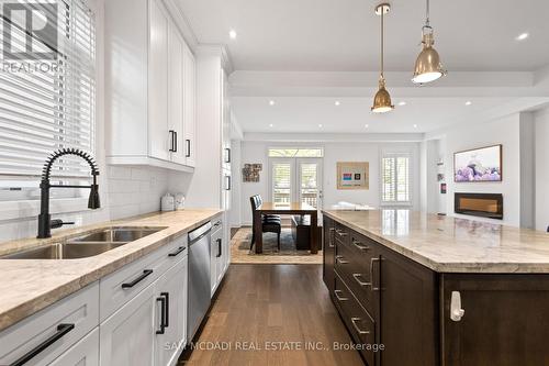 1067 Shaw Drive, Mississauga, ON - Indoor Photo Showing Kitchen With Double Sink With Upgraded Kitchen