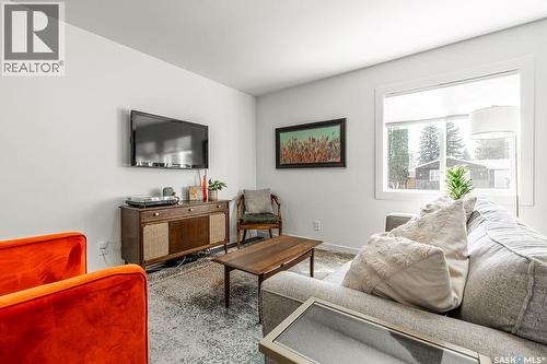 176 Tucker Crescent, Saskatoon, SK - Indoor Photo Showing Living Room