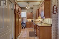 Tons of cupboard space - 