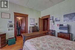 With big walk-in closet - 