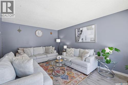 335 Avondale Road, Saskatoon, SK - Indoor Photo Showing Living Room