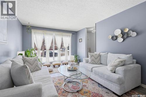 335 Avondale Road, Saskatoon, SK - Indoor Photo Showing Living Room
