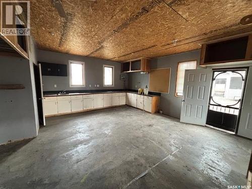 617 Bison Avenue, Weyburn, SK - Indoor Photo Showing Kitchen