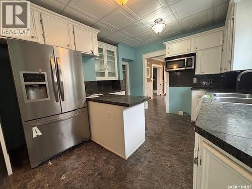 617 Bison Avenue, Weyburn, SK - Indoor Photo Showing Kitchen With Double Sink