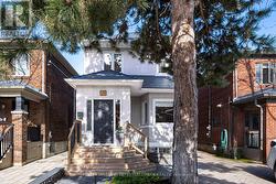 29 THURSTON ROAD Toronto, ON M4S 2V8