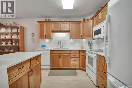 4 Crystal Villa, Warman, SK - Indoor Photo Showing Kitchen