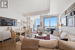 2011 - 218 QUEENS QUAY W Toronto, ON M5J 2Y6