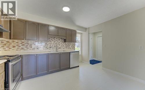 90 Ralgreen Crescent, Kitchener, ON - Indoor Photo Showing Kitchen With Upgraded Kitchen