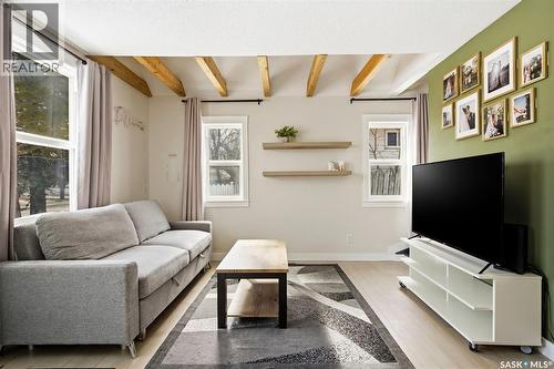358 St John Street, Regina, SK - Indoor Photo Showing Living Room