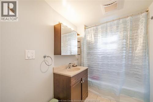 1056-60 Niagara, Windsor, ON - Indoor Photo Showing Bathroom