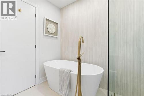 Bathroom featuring a soaking tub - 17 Clearview Drive, Hamilton, ON - Indoor Photo Showing Bathroom