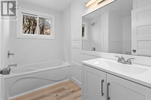 Main floor full bath - 1444 Normandy Crescent, Ottawa, ON - Indoor Photo Showing Bathroom