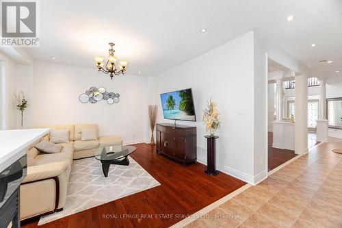 3809 Candlelight Drive, Mississauga, ON - Indoor Photo Showing Living Room