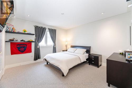 3809 Candlelight Drive, Mississauga, ON - Indoor Photo Showing Bedroom