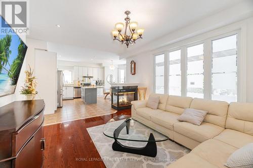 3809 Candlelight Drive, Mississauga, ON - Indoor Photo Showing Living Room