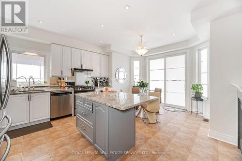 3809 Candlelight Drive, Mississauga, ON - Indoor Photo Showing Kitchen With Stainless Steel Kitchen With Upgraded Kitchen