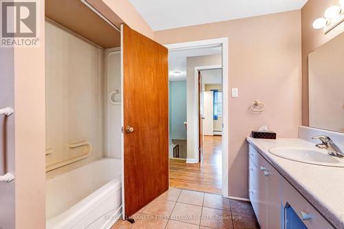 Second floor's five-piece bathroom - 12 Glenview Crescent, Perth, ON - Indoor Photo Showing Bathroom
